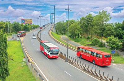 Traffic flows on National Highway 1A in the Mekong Delta province of Vinh Long. Site clearance is considered a key issue in the highway's expansion, which is scheduled to be completed by 2016 (Photo: VNS)