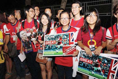 Fans gathered at Noi Bai airport to welcome players of Arsenal Club (Photo: SGGP)
