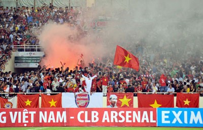 Thousands of fans crowded My Dinh Stadium before match (Photo: SGGP)