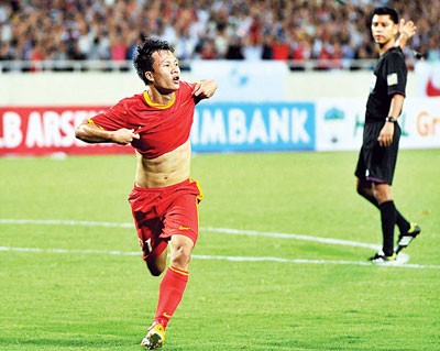 Midfielder Tran Manh Dung rejoices after his goal(Photo: SGGP)