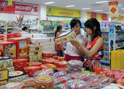 Vietnamese products are being overwhelmed by foreign made goods right on home ground. (Photo: SGGP)