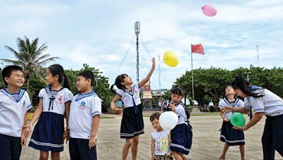 Children playing together on the Island(Photo:SGGP) (Photo:SGGP) A visitors plays with children on Song Tu Tay Island (Photo:SGGP) Soldiers and children say good bye to visitors (Photo:SGGP)