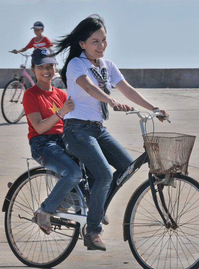 A visitors plays with children on Song Tu Tay Island (Photo:SGGP)