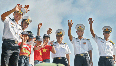 Soldiers and children say good bye to visitors (Photo:SGGP)
