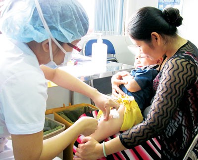 A nurse injecting vaccine to an infant at Mekong Maternity Hospital (Photo: SGGP)