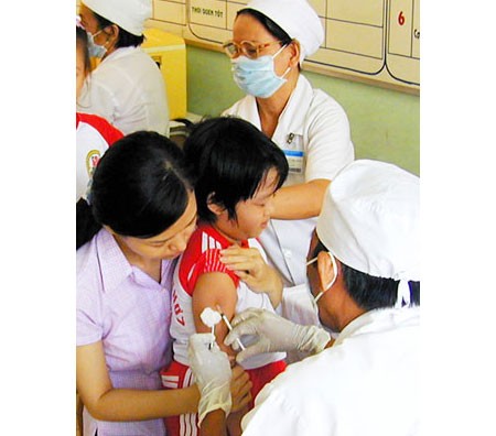 No changes will be made in vaccine procedures despite the recent Hepatitis B vaccine incident in Huong Hoa District (Photo: SGGP)