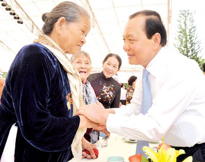 Secretary of the HCMC Party Committee Le Thanh Hai speaks to a Vietnamese Heroic mother at a ceremony to mark the special day (Photo: SGGP)