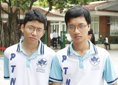 Can Thanh Trung (L) and Pham Tuan Huy from Nang Khieu High School won gold medals at the Olympiad (Photo: Huyen Huong)