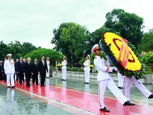 High ranking national leaders offer flowers to martytrs on July 27. (Photo: VNA)