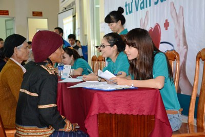 Doctors of 211 Military Hospital provided free consultation and medical tests to ethnic minority people