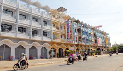 New condo blocks in Ta Quang Buu Street in District 8 to satify housing demand of immigrants to HCMC (Photo: SGGP)