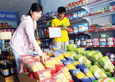 At convenience store of Saigon Co.op in Phan Dinh Phung Street in Phu Nhuan District (Photo: SGGP)