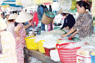 A rice vermicelli stand in a market in District 10. (Photo: SGGP)