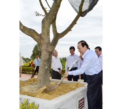 Le Thanh Hai (R), City Party Committee Secretary and officials visit Son My Historical Vestige, National hero Truong Dinh Commemorative House, great revolutionist Huynh Thuc Khang grave and Commemorative House of late PM Pham Van Dong on July 28. (Photo: Sggp)