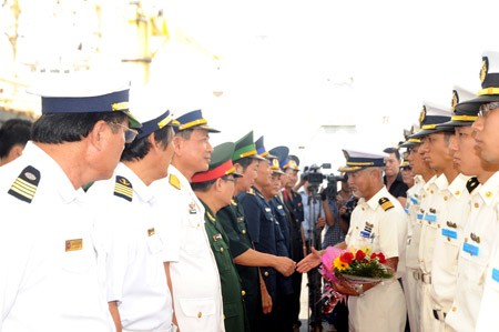 Da Nang City officials welcome crew of Japanese Coastguard Vessel. (Photo: Sggp)