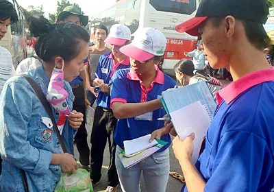 Sĩ tử tấp nập về thành phố dự thi