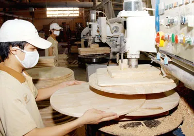 Doanh nghiệp chế biến gỗ: Khó khăn còn bao vây