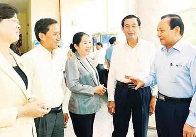 Bí thư Thành ủy TPHCM Lê Thanh Hải trao đổi cùng các đại biểu tại Hội nghị Thành ủy. Ảnh: VIỆT DŨNG