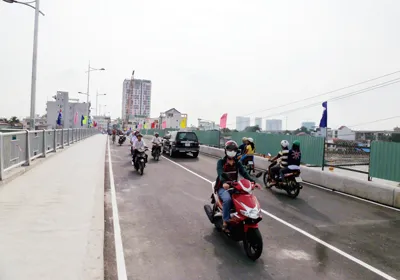 Thông một bên cầu Kinh Thanh Đa