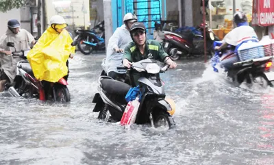 TPHCM: Mưa lớn, giao thông tê liệt