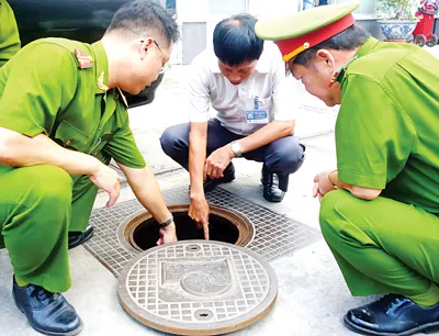 Kiểm tra an toàn PCCC tại một cửa hàng xăng dầu thuộc Công ty xăng dầu Khu vực II.