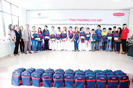 Dai-ichi Life Việt Nam tặng quà cho trẻ em mồ côi tỉnh Lâm Đồng