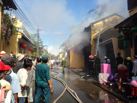 Dập kịp đám cháy trong khu phố cổ Hội An