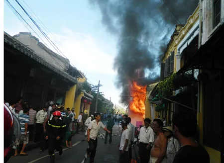 Ngôi nhà cổ số 134 đường Trần Phú (Hội An) bùng cháy dữ dội trước sự hốt hoảng của người dân phố cổ. Ảnh: Quốc Hải