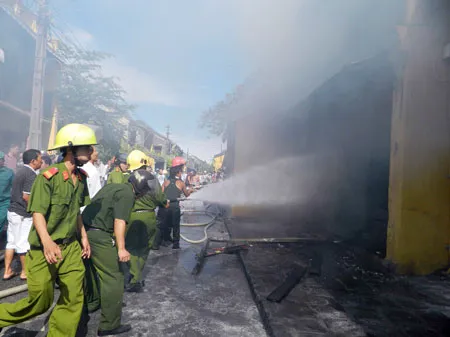 Lực lượng chữa cháy đã được điều đến để dập tắt đám cháy nhà cổ Hội An. Ảnh: Quốc Hải
