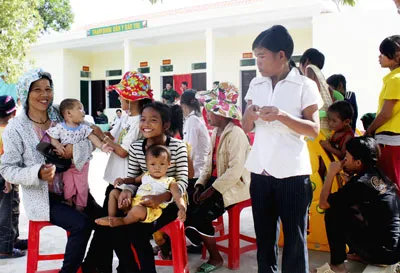 Người dân bản Rào Tre vui mừng khi bản có trạm xá mới.