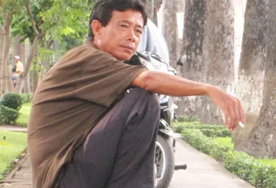 Tại Công viên Văn Lang (quận 5) - nơi có nhiều người lớn tuổi và trẻ em đến tập thể dục, vui chơi nhưng các đơn vị chức năng của địa bàn vẫn chưa kiên quyết xử lý những người đến đây hút thuốc (ảnh chụp sáng 12-7).