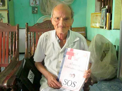 Ông Thái Văn Thành bên cuốn sổ Tấm lòng vàng.