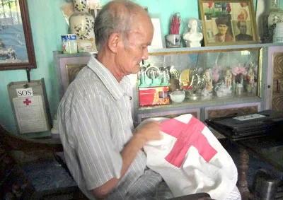 Chiếc áo chữ thập đỏ