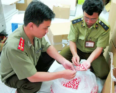 Kiểm tra, thu giữ thực phẩm chức năng không nhãn mác, bao bì.