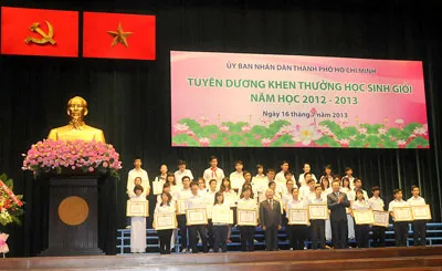 Lễ tuyên dương khen thưởng học sinh giỏi năm học 2012 - 2013. Ảnh: MAI HẢI
