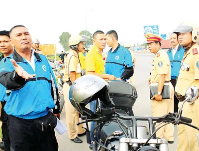 Lực lượng CSGT TPHCM kiểm tra, xử lý các trường hợp người lái mô tô đi vào đường cấm trên quốc lộ 1A (quận 9, TPHCM) vào sáng 18-7.