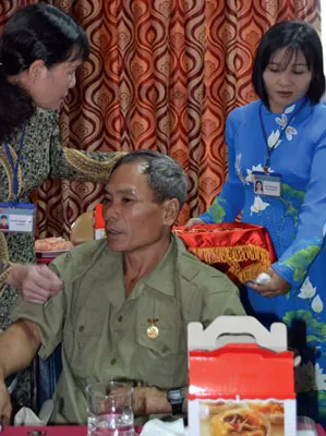 Bà Nguyễn Thị Hoa Xinh (trái), Giám đốc Bảo tàng Hồ Chí Minh - chi nhánh TPHCM tặng Huy hiệu Bảo tàng cho các thương binh.