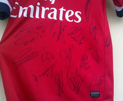 Chiếc áo Arsenal với đầy đủ chữ ký của các pháo thủ