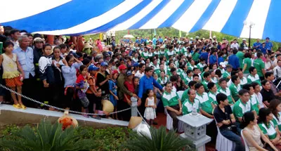 Đông đảo người dân đến dự lễ trong cơn mưa tầm tã. Ảnh: Minh Phong