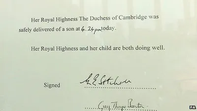 Thông báo về sự ra đời của Hoàng tử xứ Cambridge được đặt trang trọng trên một khung vàng trước Điện Buckingham