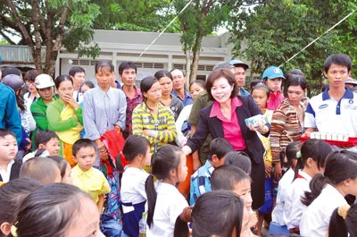 “Quỹ sữa vươn cao Việt Nam” tiếp tục hành trình mang sữa đến với trẻ em nghèo Phú Quốc