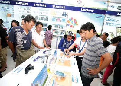 Khách hàng được thoải mái trải nghiệm công nghệ mới