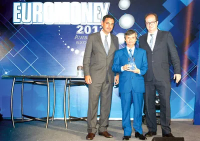Đại diện tạp chí Euromoney trao giải thưởng “Ngân hàng tốt nhất Việt Nam năm 2013” cho ông Trương Văn Phước - Tổng Giám đốc Eximbank (giữa)