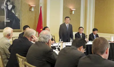 Chủ tịch nước Trương Tấn Sang trao đổi với các nhà giáo dục Hoa Kỳ.