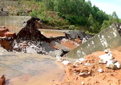 Miền Bắc mưa to, vỡ đập tràn xả lũ