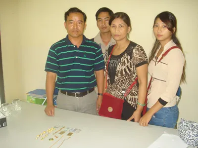 Trả lại nhiều vàng và tiền cho du khách để quên