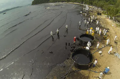 Dầu tràn ở Vịnh Thái Lan đã dạt vào bãi biển du lịch