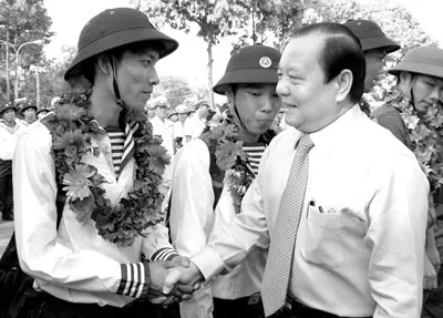 Phát triển đảng viên trong quân ngũ - Nguồn bổ sung cán bộ cơ sở