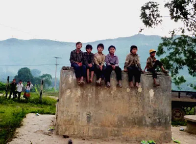 Xây bể chứa nước để học sinh ngồi chơi