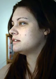 Alex, cô gái trẻ bị ép làm gái mại dâm kể lại cuộc đời mình với truyền thông.